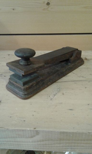 Ancienne presse à gaufrage